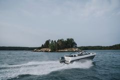 The Yamarin Cross 62 Bow Rider’s sleek wraparound windshield provides ample protection from wind for both the helmsman and the passengers in the back.
