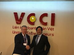 Keskuskauppakamarin kansainvälisten asioiden johtaja Timo Vuori ja Vietnamin kauppa- ja teollisuuskauppakamarin varapääjohtaja Nguyen Vu Kien.