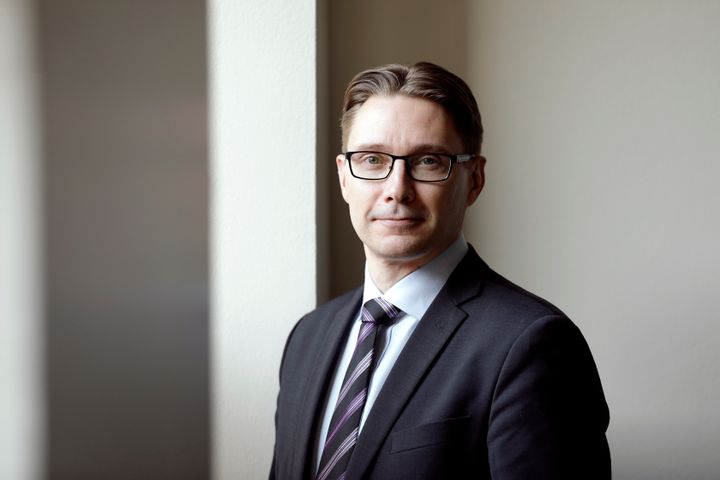 Keskuskauppakamarin johtava yhtiöoikeudesta ja arvopaperimarkkinaoikeudesta vastaava asiantuntija Ville Kajala Kuva: Liisa Takala.