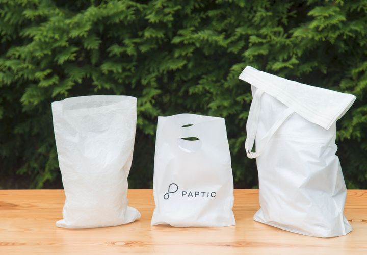 Paptic Ltd lanseeraa Metsämessuilla sellupohjaisesta materiaalista tehdyt muovikassin kaltaiset ostoskassit. Kuva: Paptic