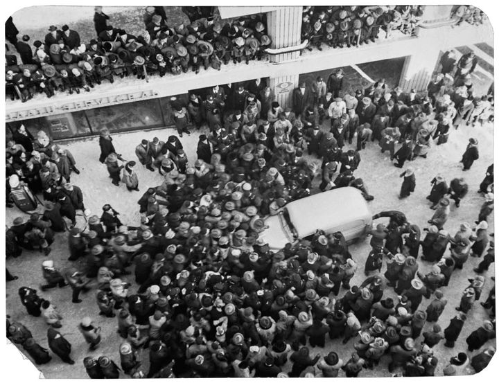 "Bensinkriget". Strejkarna omringar en bil och försöker stjälpa den framför Palace Hotells bensinstation i Helsingfors under generalstrejken 23.3.1956.
Foto: HBL / Journalistiska bildarkivet JOKA / Museiverket