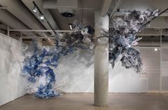 Meri Oivo: Hauras, 2021. Valu- ja käsinrakennustekniikalla valmistettu posliini, paperikuitu, teräs.
Meri Oivo: Fragile, 2021. Cast and handbuilt porcelain, paper fibres, steel.
Särkyvää - Keramiikka uuden äärellä. Ceramics Facing the New. EMMA Museum of Modern Art.
Kuva / Photo: Ari Karttunen / EMMA 2021