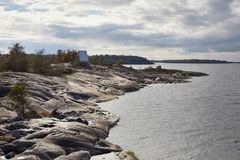 Bärsskärin luonto kertoo Saaristomeren raaoista olosuhteista. Talvisin viima ja myrskyt saavat puut sekä kasvillisuuden viistämään maata pitkin, mutta kesäisin saari on paratiisi linnuille ja nyt myös median edustajille. Kuvat ovat vapaasti julkaistavissa.