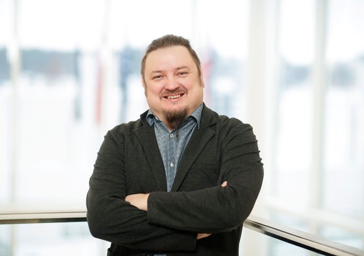 Tuoreen fysiikan professorin Jussi Topparin erityisalaa on nanofysiikka ja nanoteknologia.