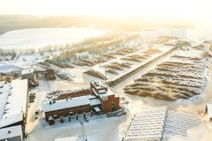Koskisen tuotantokompleksi Järvelässä käsittää sahan sekä vaneri- ja lastulevytehtaat. Koskinen on vastikään investoinut 48 miljoonaa euroa uuteen sahaan.