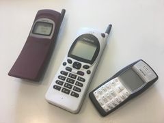 Pormestari Vapaavuori lahjoitti Tokiolle myös kolme vanhaa Nokian matkapuhelinta, sillä Tokion on määrä käyttää vanhoja matkapuhelimia raakamateriaalina olympialaisten mitaleihin. Kuva: Helsingin kaupunki