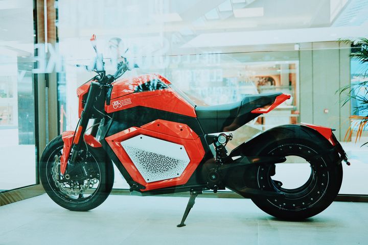 Verge Motorcycles on lahjoittanut Monacon prinsessa Charlene -säätiölle kaksi erikoissuunniteltua sähkömoottoripyörää. Kuva: Verge Motorcycles