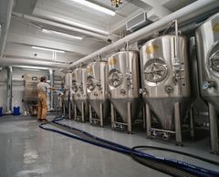 Mad Hopper Brewing Company on rakennettu olutravintola Viiden Pennin kellarikerrokseen. Kuva: Arto Holappa.