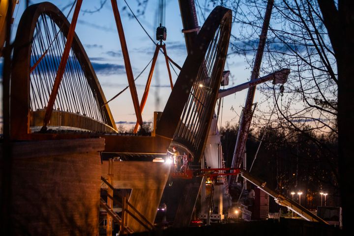 Vanhankirkonsillan siltakannen asennus Hyvinkäällä 1.5.2021. Kuva: Hyvinkään kaupunki / Sami Lamberg
