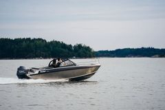 Buster XXL on edustanut mallistossa aina urheilullisia vauhtiveneitä. Hyvin varustettu uusi Buster XXL on kahdeksan hengen avovene, jonka huippunopeus nousee suurimmalla, 150 hevosvoiman moottoriteholla 43 solmuun. Uusi XXL on ajettavuudeltaan erinomainen, vakaa ja tarkka ajotuntuma antaa vaikutelman selvästi isommasta veneestä.