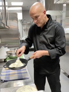 Michelin-tähtikokki Sauli Kemppaisen reseptissä "Täytetyt Frex-krepit keltuaiskastikkeella" Frex-munat ovat pääosassa. Kuva: Heikki Kähkönen.
