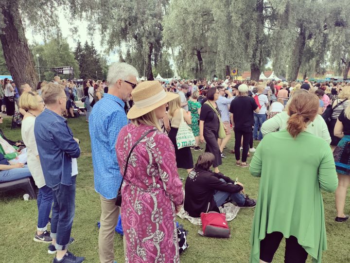 Työikäisenä muistisairauteen sairastuneet Wanaja Festivaleilla Hämeenlinnassa luomassa uusia musiikkimuistoja. Kuva: Milka Lintinen