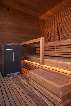 Kirami FinVision -sauna Nordic mistyssä on vakiovarusteena sähkökiukaan ja höyrystimen yhdistelmä.