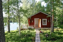 Suomalainen unelma: Mökki meren tai järven rannalla koivujen ja mäntyen ympäröimänä. Ylellisyyttä ja viihtyvyyttä lisää vielä sähköistys. Kuva Shutterstock