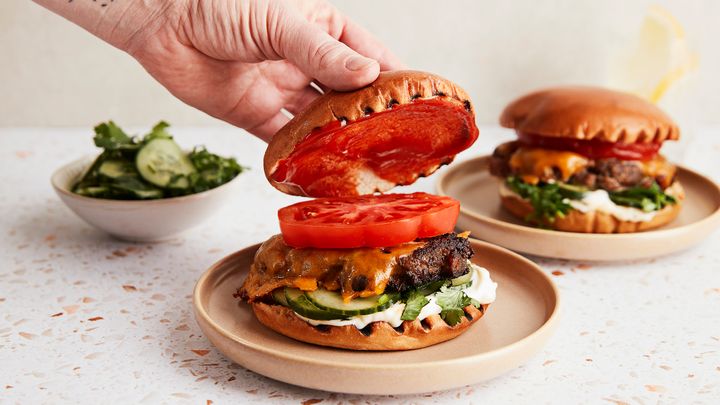 Smash burgerit kuuluvat tämän kesän grillaushitteihin. Kuva: Yhteishyvä