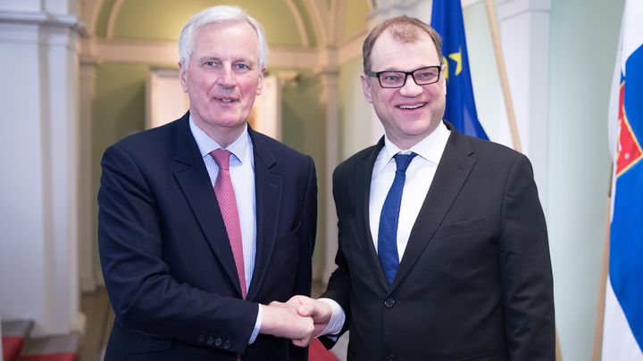 EU:n Brexit-pääneuvottelija Michel Barnier kiertää aktiivisesti jäsenmaita, jotta tuki yhteisille tavoitteille pysyisi vahvana. Barnierin avoin neuvottelustrategia on pitänyt britit aseettomina. Kuva: Lauri Heikkinen/Valtioneuvoston kanslia