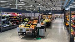 S-market Petäjäveden yleisilme on muuttunut uudistuksen myötä avarammaksi. Asioinnin helppoutta lisäävät leveät käytävät, selkeämpi pääkierto ja houkuttelevammat esillepanot. Kuva: Mikko Lehtinen / Keskimaa.