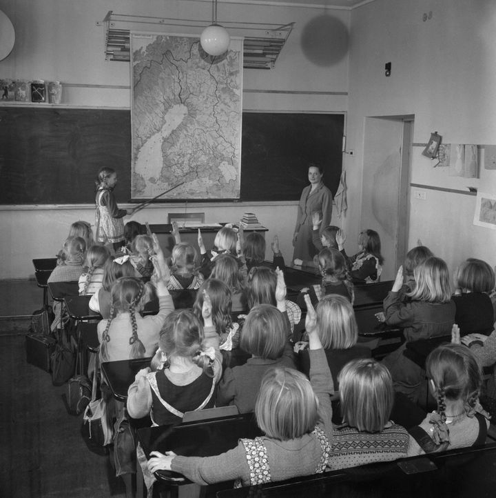 Opetustilanne Aleksis Kiven koulussa Helsingissä vuonna 1949. Kuva: JOKA Journalistinen kuva-arkisto, UA Saarisen kokoelma, Museovirasto