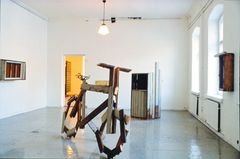 Marja Kolu: Aikamiespoika Teuvon huone | Ungkarlen Teuvos rum | The Room of Confirmed Bachelor Teuvo, tilateos | installation | installation; puu | trä | wood, metalli | metall | metal, puretun Puu-Kuopion laudat | bräder från det rivna trä-Kuopio | timber salvaged from the demolished wooden quarter of Kuopio, Vapauden aukio -galleria | galleri | gallery, Helsinki | Helsingfors, 1991, Kuopion taidemuseon kokoelma Kuopio konstmuseums samling | Kuopio Art Museum’s collection. Kuva: Markku Hyvönen