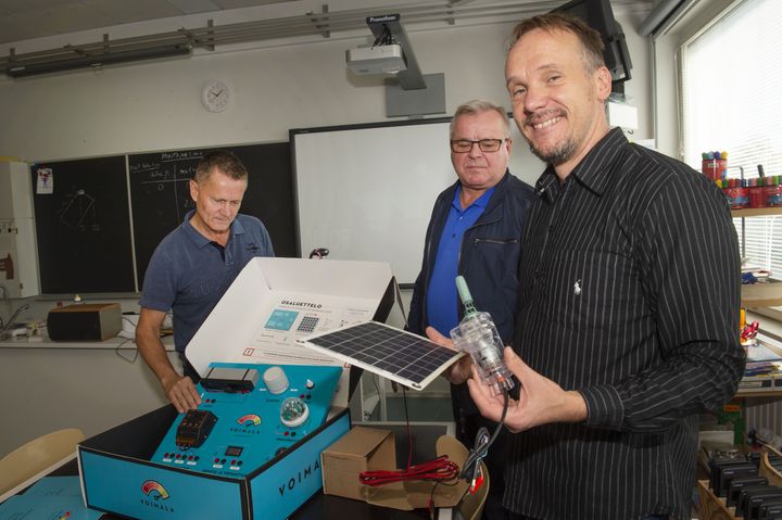 Jukka Ängeslevä on tyytyväinen Voimalaan, jonka avulla voi hyvin havainnoillistaa niin sähkön tuotantoa kuin käyttöäkin