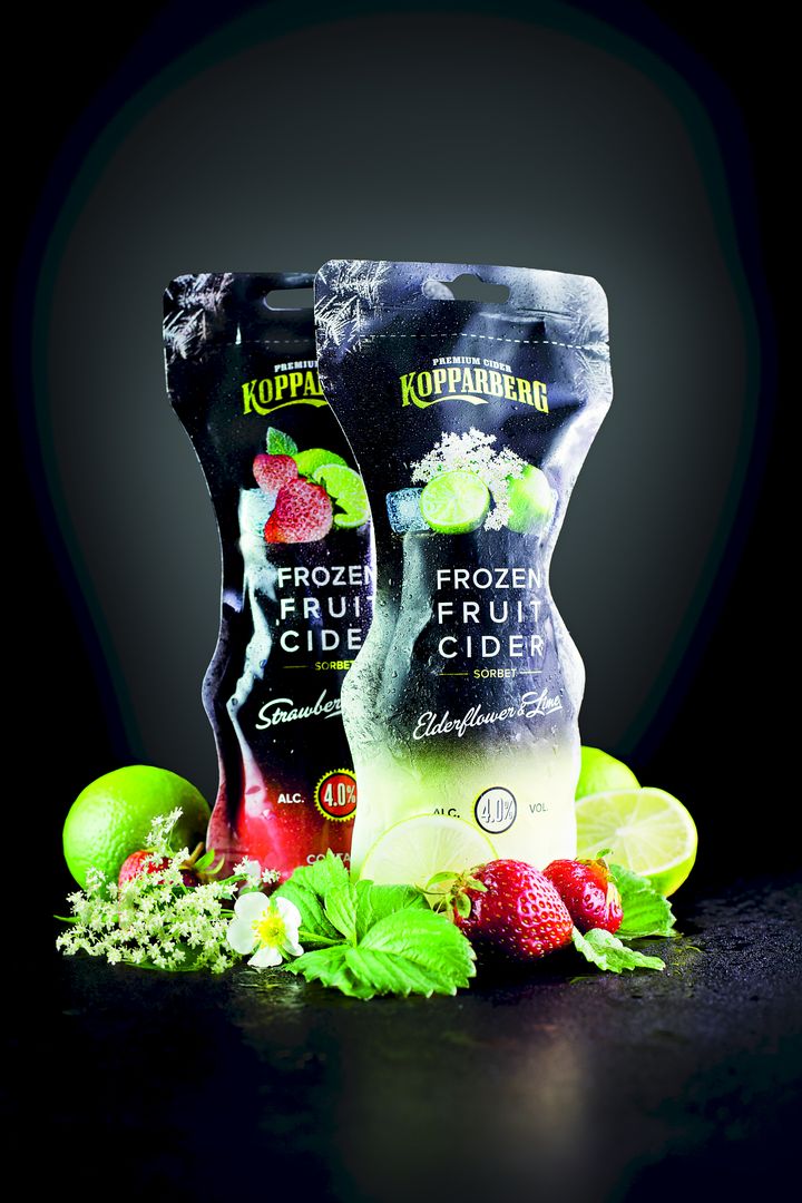 Kopparberg Frozen Fruit Cider Strawberry & Lime ja Elderberry & Lime -jääsiideripakkaus. Kuva: Vastavirta Oy