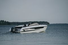I forbindelse med planleggingen av Yamarin 88 Day Cruiser har man satset på trivselen i båten og til sjøs. Den største sittebrønnen i denne størrelsesklassen tilbyr et rimelig stort oppholdsrom for en stor gjeng.