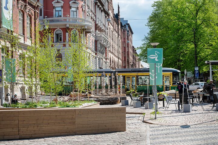 Kesäkadut rakentuvat Korkeavuorenkadulla. Kuva: Susa Junnola