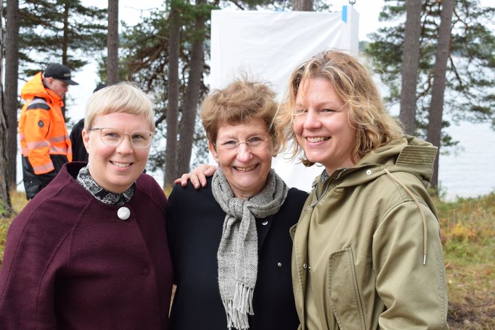 Bildparkens kurator Maaretta Jaukkuri och Hanaholmens konstteam Jaana Tamminen och Aino Kostiainen gläds över parkens nya konstverk.