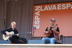 Brasilialainen ukulelevirtuoosi Mig Martins (oik.) esiintyi Espan lavalla lauantaina 3.6. Visa Haaralan (vas.) kanssa. Kuva © Vesa Tompuri