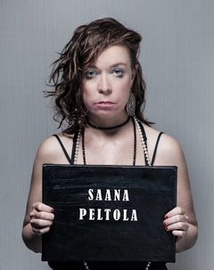 Stand up -koomikko Saana Peltola juontaa RuutiGaalaa.