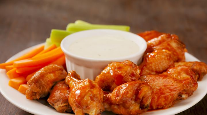 Tampereella mainetta niittänyt siipiravintola Hook Wings avaa huomenna ovensa myös Helsingissä.