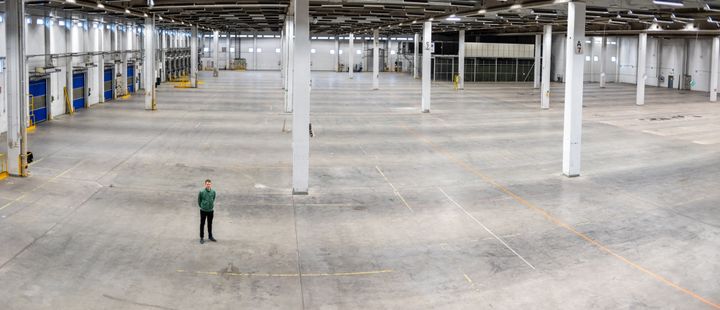 S-ryhmä avaa automaatioavusteiset ruoan keräilykeskukset vuoden 2024 aikana. Kuvassa HOK-Elannon ruoan verkkokaupan kehitysjohtaja Jukka Ranua tulevassa automaatiokeskuksessa Vantaalla. Kuva: Lari Lappalainen