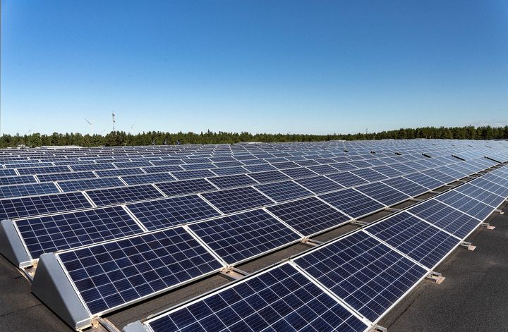 HalpaHallin isoin aurinkovoimala tuottaa sähköä ketjun logistiikkakeskuksessa Kokkolassa. Kuva: HalpaHalli/Ville Hyytinen