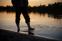 Vid vattnet ska du vara försiktig.  Simma i riktning med stranden och se till att hjälp finns nära till hands. Foto: Eeva Anundi / Finlands Röda Kors