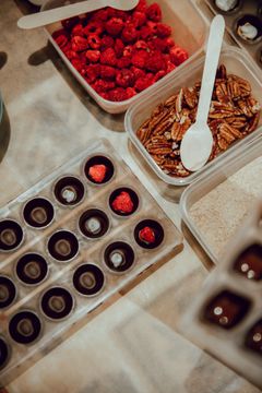Chocolala-liikkeessä on paitsi suklaapuoti ja kahvila tai pikemminkin kaakaola, myös suklaamuseo ja työtila, jossa voit itse valmistaa herkulliset konvehdit.