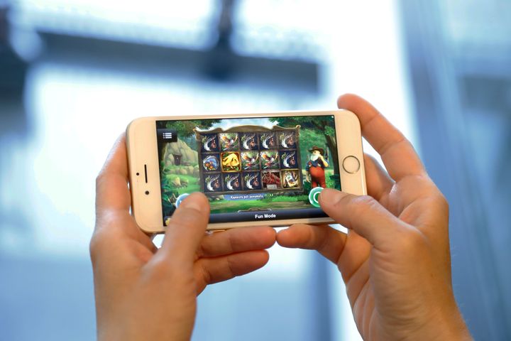 Iisalmelainen pelaaja voitti Kulta-Jaska 2 -mobiilipelistä liki 50 000 euroa lauantaina. Peli julkaistiin Veikkauksen nettikasinolla maanantaina 29.5.