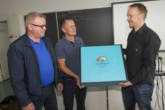 Kanta-Hämeen alueosaston puheenjohtaja Arto Suvilahti, vasemmalla, ja sihteeri Mika Tamminen ojentavat lahjoittamansa Voimala-oppimispaketin Jukka Ängeslevälle (oikealla)