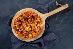 Raxin kärkituote on maistuvat pizzat. Kuvassa vegaaninen BBQ Vöner.