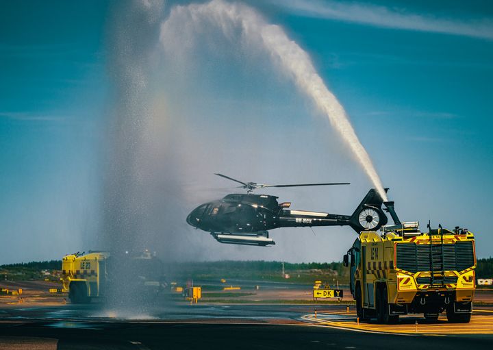 Airbusin tehtaalla Marseillessa valmistetut Airbus ACH130 -helikopterit saapuivat Suomeen ja saivat Helsinki-Vantaan lentoasemalla perinteisen juhlavastaanoton. Kuva: Helsinki Citycopter