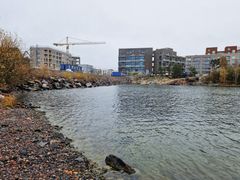 Helsingin kaupungin tilaamassa urakassa Kreate laajentaa Haakoninlahden ja Koirasaaren maa-alueita ruoppaamalla ja tekemällä meritäyttöä noin 200 000 m³.