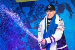 Podium Mirko Lahti
Mirko Lahti sijoittui kilpailussa upeasti toiseksi. Tämä oli ensimmäinen kerta kun Mirko sijoittui podiumille 1000 pisteen Red Bull Crashed Ice -kisassa
Photocredit: Red Bull Content Pool / Hannu Rainamo