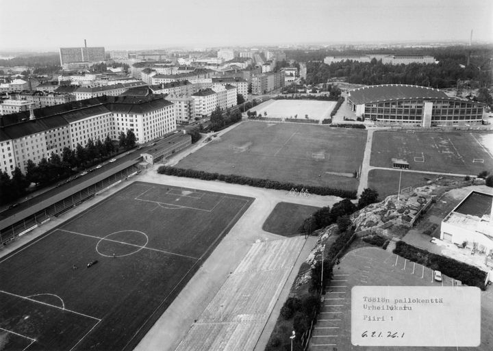 Koko kesän ajan Töölössä järjestetään maksuttomia kävelykierroksia, joissa pureudutaan helsinkiläiseen liikunta- ja urheiluhistoriaan. Kuva: Lagus P./Helsingin kaupunginmuseo