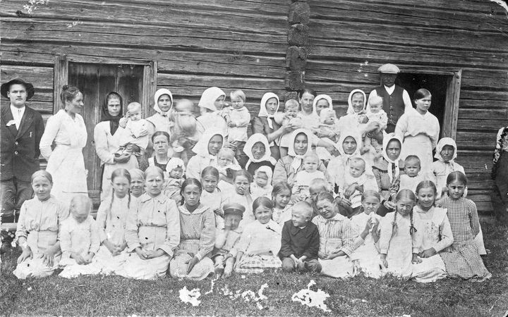 Yleinen rokotustilaisuus lapsille. Kuva:Kimy-kustannus/Museovirasto, reprokuva vuodelta 1919