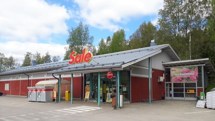 Sale Haapamäki on toiminut nykyisissä tiloissa vuodesta 2006 alkaen. Syksyllä alkavassa uudistuksessa myymälä päivitetään kauttaaltaan uuden Sale pienmyymäläkonseptin mukaiseksi. Kuva: Sanna Eloranta / Keskimaa