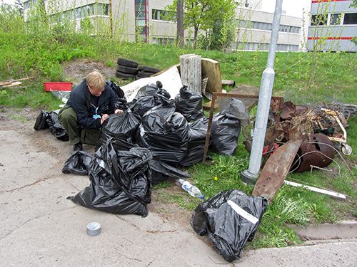 Keväisten siivoustalkoiden kertynyt saalis. Kuva: Helsingin kaupungin aineistopankki