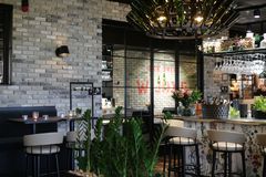 Wine Bar Axel W, rento eurooppalaishenkinen all day -kortteliravintola, avattiin kesäkuussa Wiklundin katutasoon. Kuva: Abocreatives
