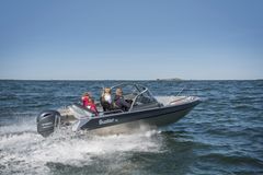 I den nya modellen ökar den största motoreffekten till 130 hästkrafter från den tidigare versionens 115 hästkrafter. Tack vare det lyckade skrovet är Buster XL användbar med ett sällsynt stort antal olika motoreffekter. Den minsta rekommenderade motoreffekten är 80 hästkrafter, men för personer som ofta kör med tung last rekommenderas det att maskinens effekt väljs från maskineffektens övre gränser.