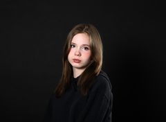 Kun vanhempi sairastuu psyykkisesti, perheen lapsi voi ajautua vastuunkantajaksi. Lapsiomaiset ja nuoret hoivaajat tarvitsevat tukea, sillä kuormittava elämäntilanne ja heille kuulumaton vastuu kuluttavat voimavaroja ja voivat johtaa jopa masennukseen, itsetuhoisuuteen tai syrjäytymiseen. Kuvituskuva: Satu Kemppainen