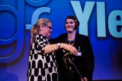 2. Kirsti Ahmajärvi vastaanotti Yleislääkäri-lehden kirjoituspalkinnon, halaamassa Suomen yleislääkärit ry:n puheenjohtaja Jaana Puhakka