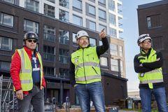 Kuva on otettu Helsingin Jätkäsaaressa Skanskan työmaalla, jolla sekä LTU että Heikkinen Yhtiöt urakoivat. Vasemmalla yrittäjä Jarmo Heikkinen, Heikkinen Yhtiöt Oy, keskellä Malik Bentaieb, yrittäjä, LTU, oikealla LTU:n toimitusjohtaja Tom Helenius. Kuvaaja: Numi Nummelin. Kuvat ovat vapaasti julkaistavissa.